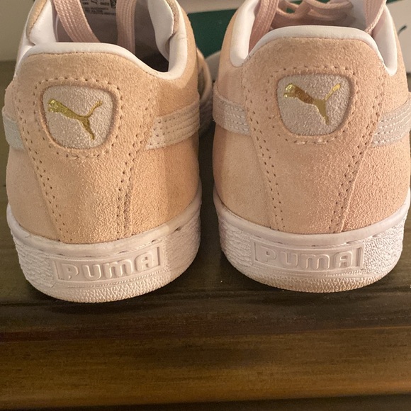Puma  Suede Classic XXI sneakerin a light pink/peach color. - Picture 4 of 13